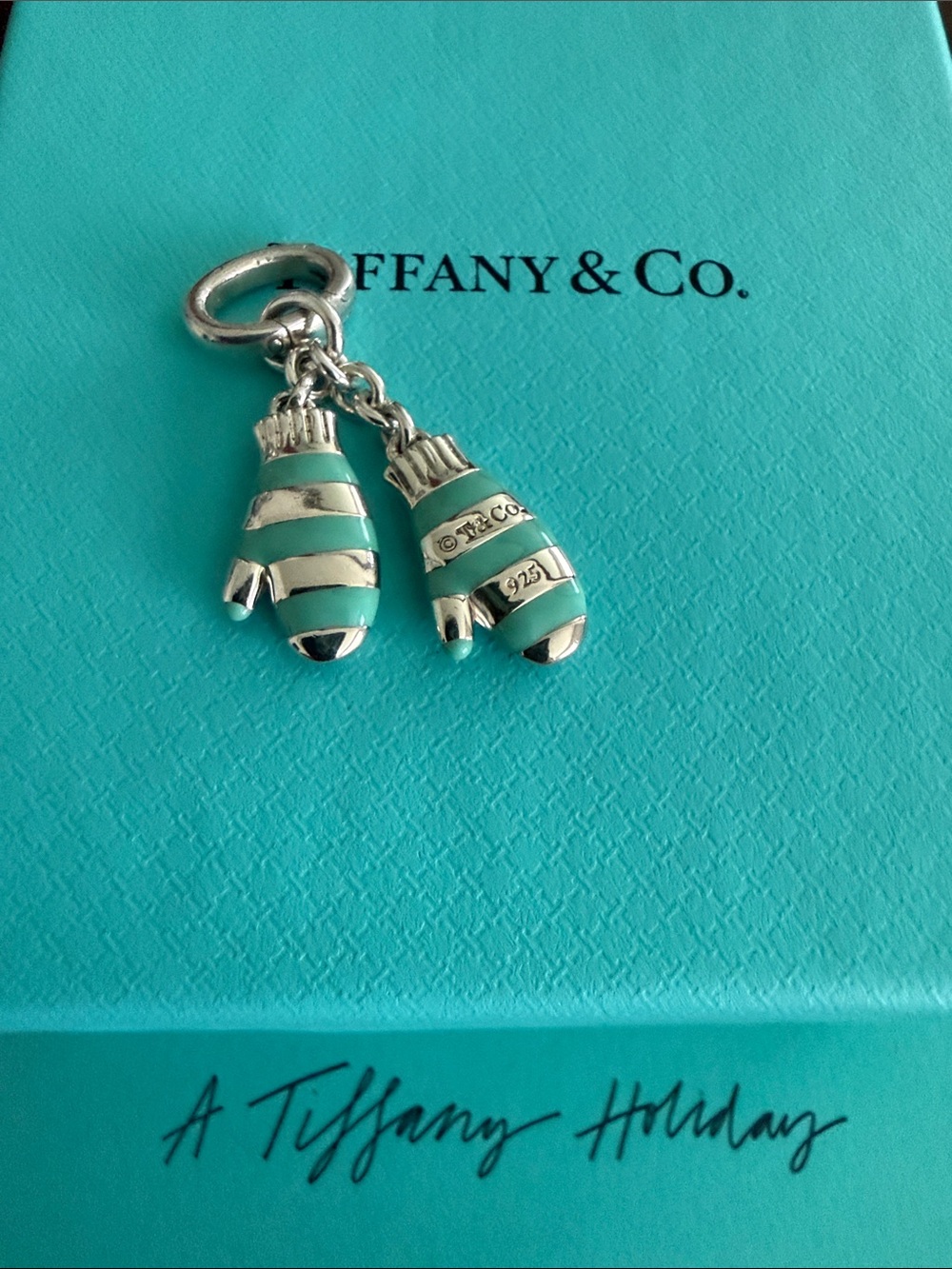 🩵NEW Tiffany & Co Winter Mittens
Charm Sterling Silver Blue Enamel w/ Clasp